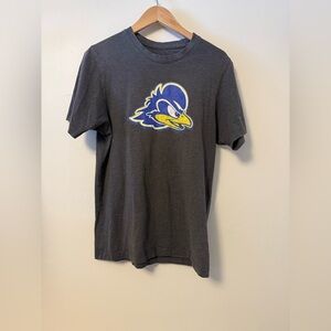 Delaware Fightin Blue Hens NCAA Graphic T Shirt Men’s Small Grey Blue